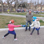 Bambini che praticano la scherma