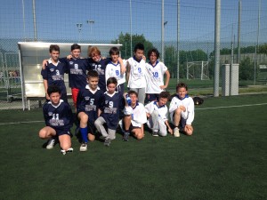 Campo di calcio con foto delle due squadre