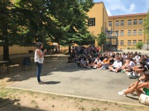 La Sig. ra SIMONA, mamma di GABRIELE MALTINTI, durante il saluto agli alunni premiati